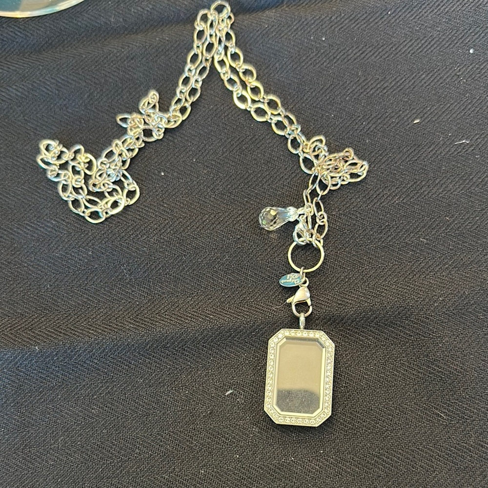 Elegant Silver Pendant Necklace